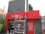 <p>In- &amp; outdoor sign</p>
<p>Pizza Hut Oudergem: installatie</p>