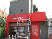 <p>In- &amp; outdoor sign</p>
<p>Pizza Hut Oudergem: installatie</p>